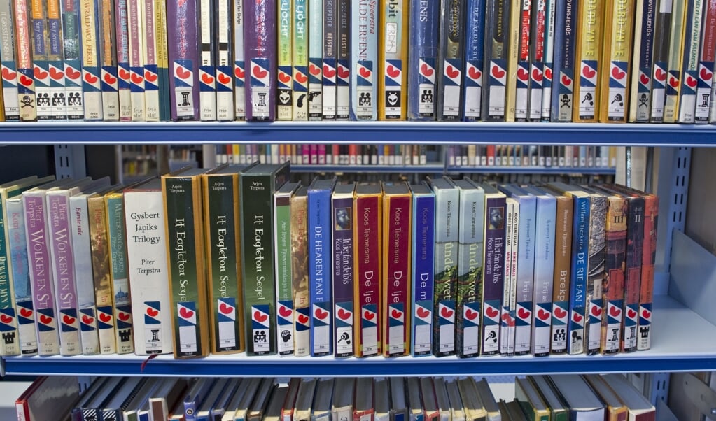 Boeken in het Fries in de bibliotheek in Leeuwarden. 'Terecht stelt de Jongfryske Mienskip dat door inburgeraars alleen de Nederlandse taal aan te bieden, statushouders worden geassimileerd aan het niet-Friese deel van Nederland.' (beeld anp / Koen Suyk)