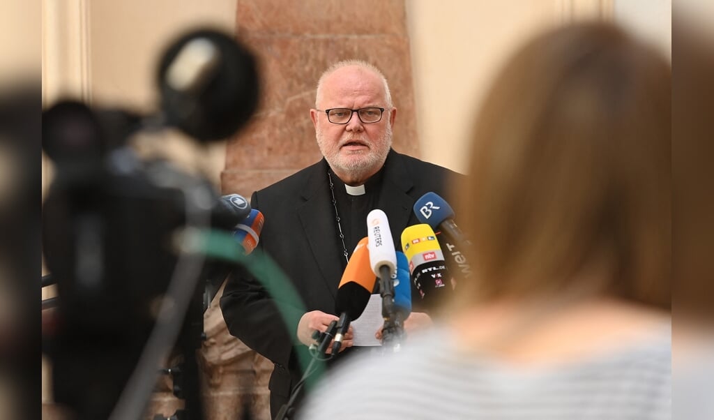 Kardinaal Reinhard Marx, de aartsbisschop van München en Freising, tijdens de persconferentie als toelichting op zijn ingediende ontslag bij de paus. (beeld afp / Lennart Preiss)