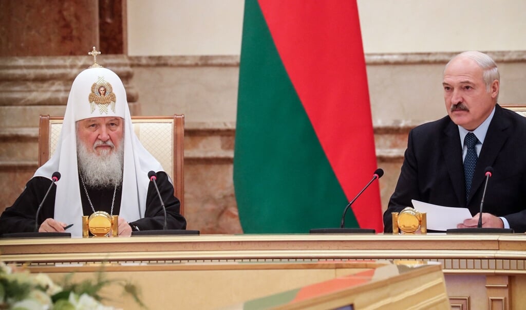 De Belarussische president Alexandr Loekasjenko bracht in 2018 een bezoek aan de Russisch-Orthodoxe patriarch Kiril I in Moskou waar hij deelnam aan een ontmoeting van de Heilige Synode. (beeld afp / Nikolay Petrov )