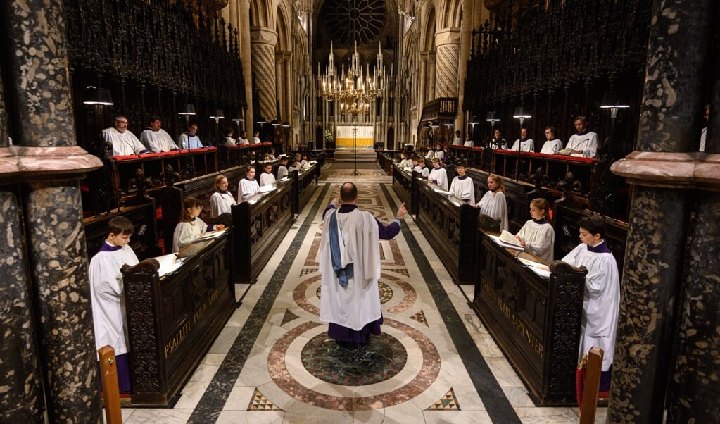'Schoonheid komt in de eredienst naast muziek ook tot uitdrukking in architectuur, liturgie, beelden, kunst en teksten.' Beeld: leden van het King's College oefenen voor het Festival of Lessons and Carols in de kathedraal van Durham. (beeld afp/ Oli Scarff)
