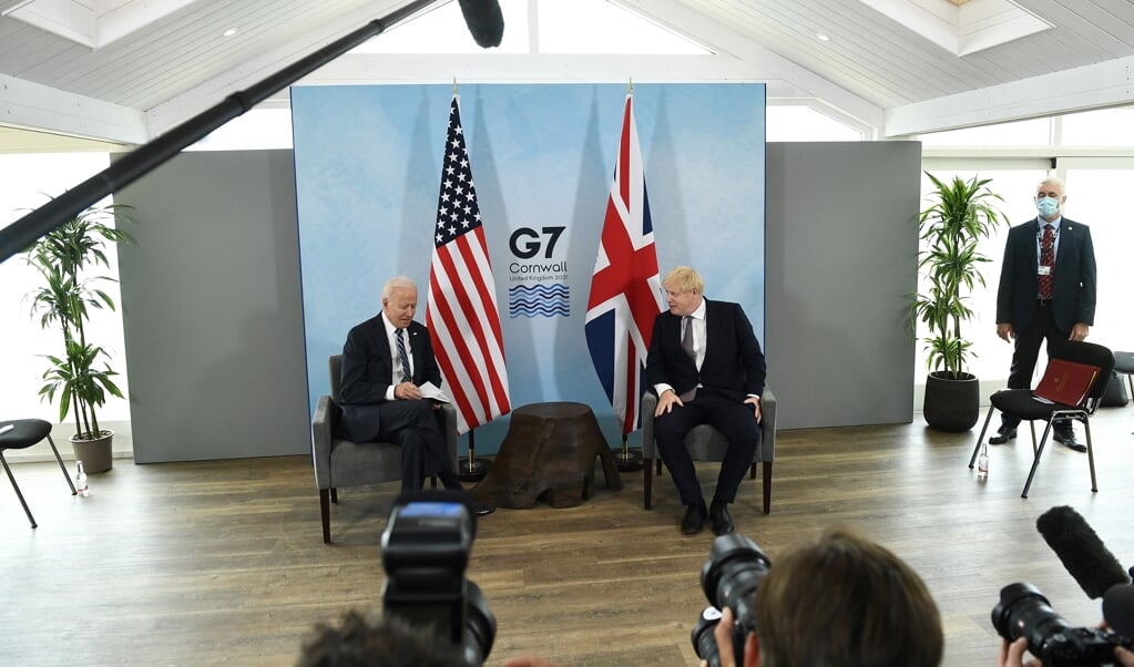 Joe Biden en Boris Johnson in een onderonsje voorafgaand aan de G7-top in Cornwall. (beeld Hollandse Hoogte / AFP)