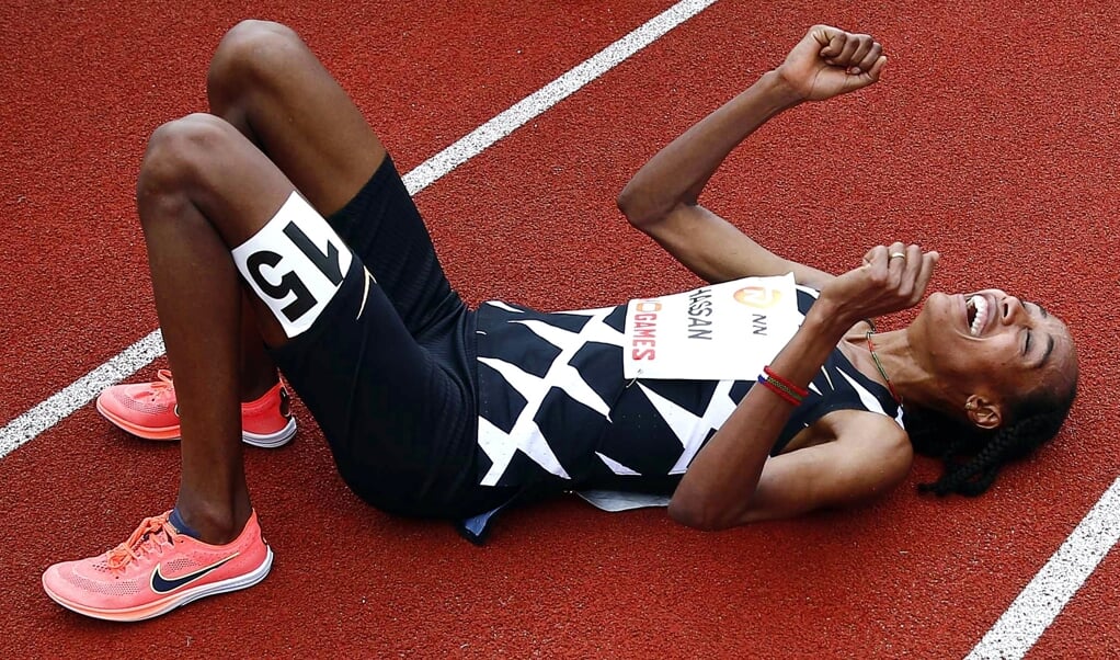 Sifan Hassan laat zich op de grond vallen na haar record op de 10.000 meter. (beeld epa / Vincent Jannink)