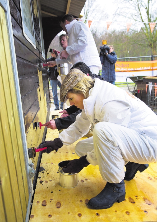 Koningspaar verft op kinderboerderij