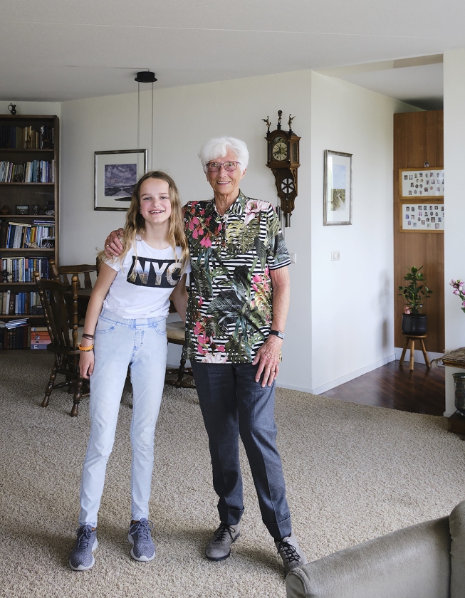 Inez van Zuijlekom (11) met haar oma. (Dick Vos)