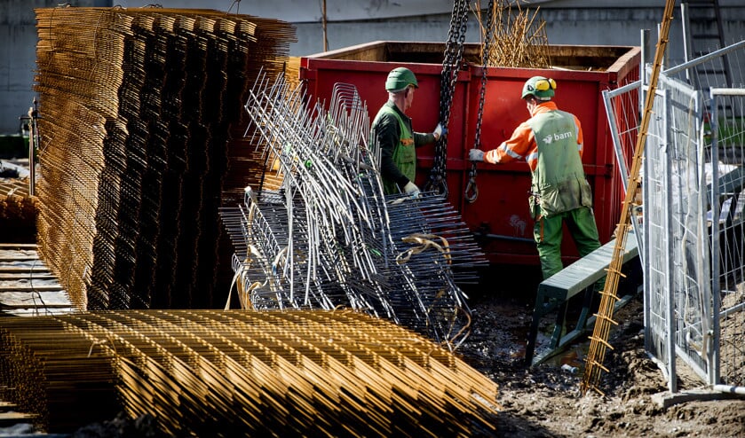 Nergens verdwenen de afgelopen acht jaar zo veel banen als bij bouwbedrijven. Inmiddels is het tij gekeerd en lopen de orderportefeuilles weer vol. Dat biedt perspectieven voor de bouwvakkers. (anp / Koen van Weel)