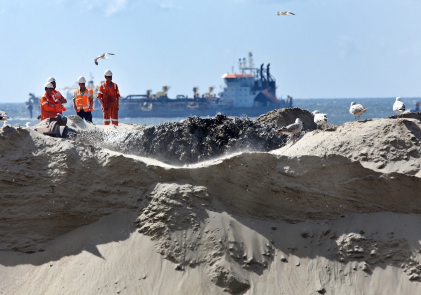 Bij de Hondsbossche en Pettemer Zeewering wordt gewerkt aan versterking van de kustlijn. Als de zeespiegel sneller stijgt dan nu verwacht, zal er veel meer zand nodig zijn dan de twaalf miljoen kubieke meter die nu jaarlijks wordt gebruikt. (dutchphoto)