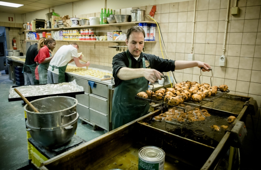 Bij bakkerij Hessing in Den Haag zijn de bakken met vet in de dagen tussen Kerst en de jaarwisseling non-stop gevuld met oliebollen. Ook bijna vier miljoen Nederlanders bakken zelf naar traditie massaal oliebollen voor Oud en Nieuw. ?? zie ook pagina 3 (anp / Bart Maat)