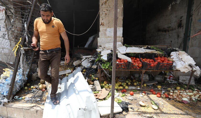 Een man in een groentestal na een luchtaanval door het Syrische regime in de regio Idlib, Noordwest-Syrië, een gebied waar rebellen zitten. (afp / Haj Kadour)