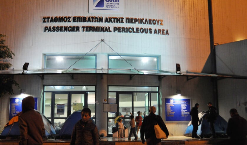 Een beeld van het vluchtelingenkamp in Piraeus. Vluchtelingen in Griekenland worden vanaf 4 april naar Turkije gedeporteerd, hebben de Griekse autoriteiten donderdag gezegd (ap /)