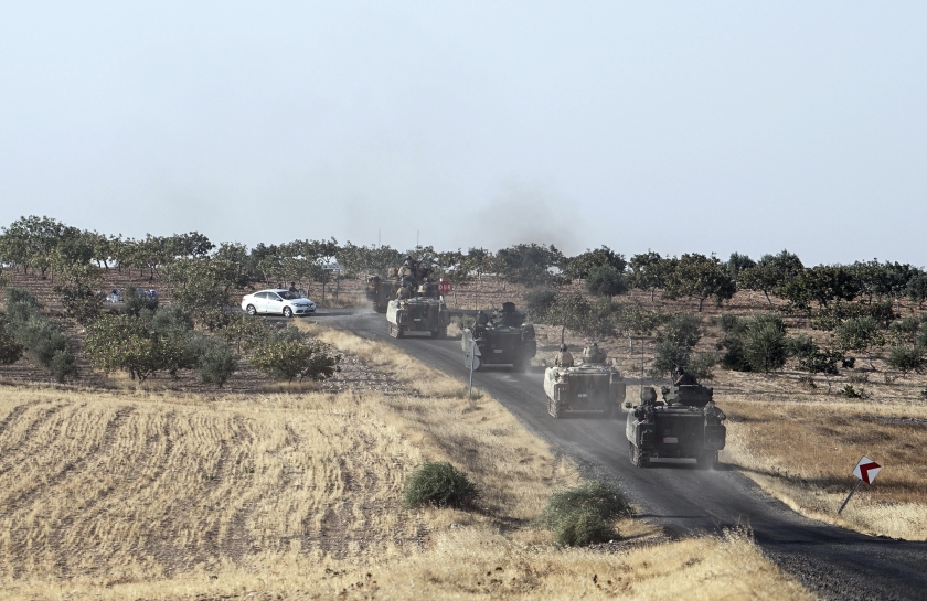 Turkse troepen rukken op naar de grens met Syrië, om zowel tegen ISIS als tegen de Syrische Koerden te strijden. (ap / Halit Onur Sandal)