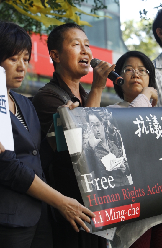 De Taiwanese politicus Wang Li-ping sprak dinsdag in Taipei zijn steun uit voor zijn in China veroordeelde vriend Lee Ming-che. (ap / Chiang Ying-ying)