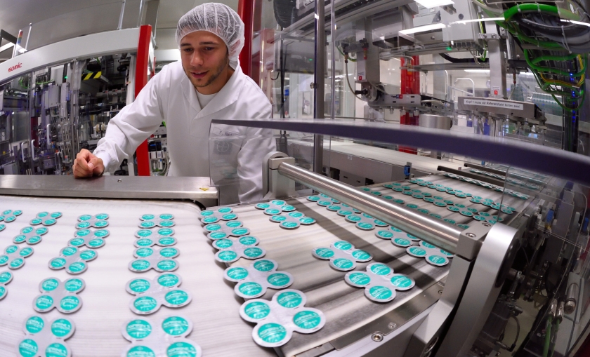 In de grote farmaceutische fabriek van Bayer in het Duitse Bitterfeld worden aspirines ingepakt. (ap / Hendrik Schmidt)