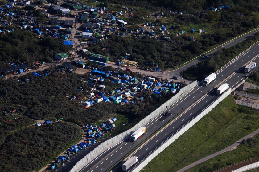 De ‘jungle’ bij Calais is een dorp geworden van tenten en hutjes, met kerken, winkels en een theater. (ap / Michael Springer)