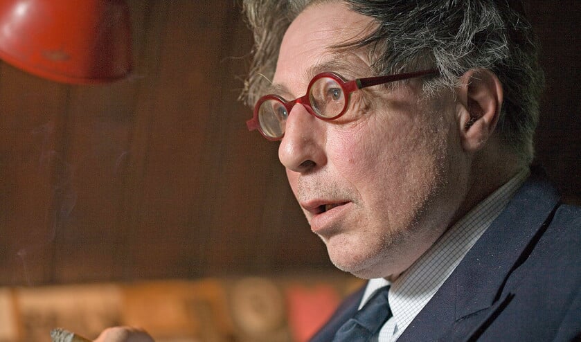 Schrijver Maarten Biesheuvel rijgt in een schijnbaar achteloze stijl het drama aan elkaar. Dat opende voor hem in 1972 de poort naar de literatuur. (anp / Rob Keeris)