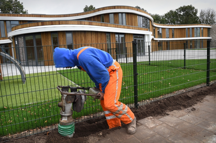 Het nieuwe gebouw van de basisschool in Hoeven is uit voorzorg gesloten. ‘Met 485 leerlingen en een peuterspeelzaal kunnen we niet voorzichtig genoeg zijn.’ (Marcel van den Bergh)