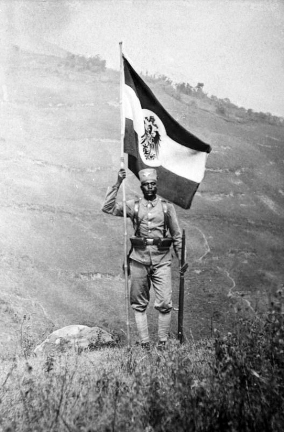De zwart-rood-witte vlag van keizerlijk Duitsland, gedragen door een onderdaan van Wilhelm II in Deutsch Ostafrika, het huidige Tanzania. (ap en wikicommons)