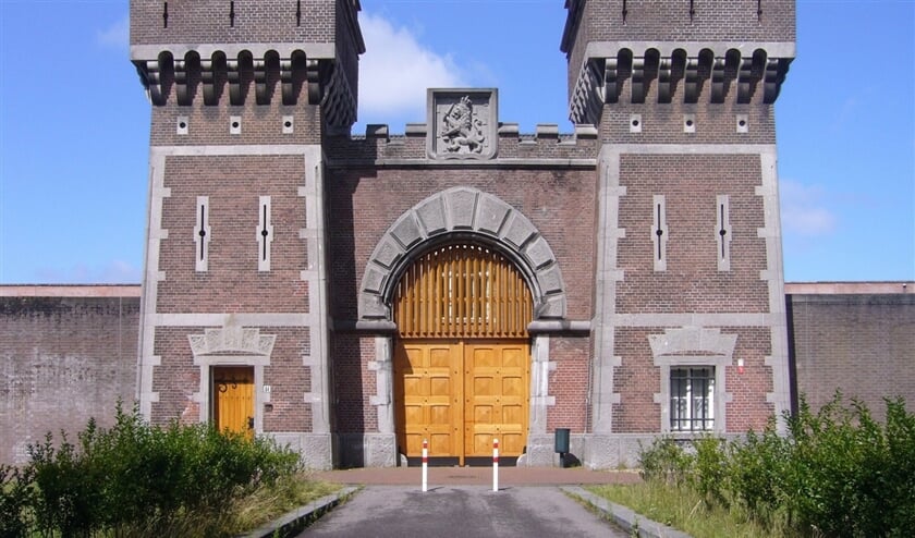 Ongeveer 25.000 Nederlanders gingen in de oorlog door de poort van het Oranjehotel en werden er gevangen gezet. (wikipedia)