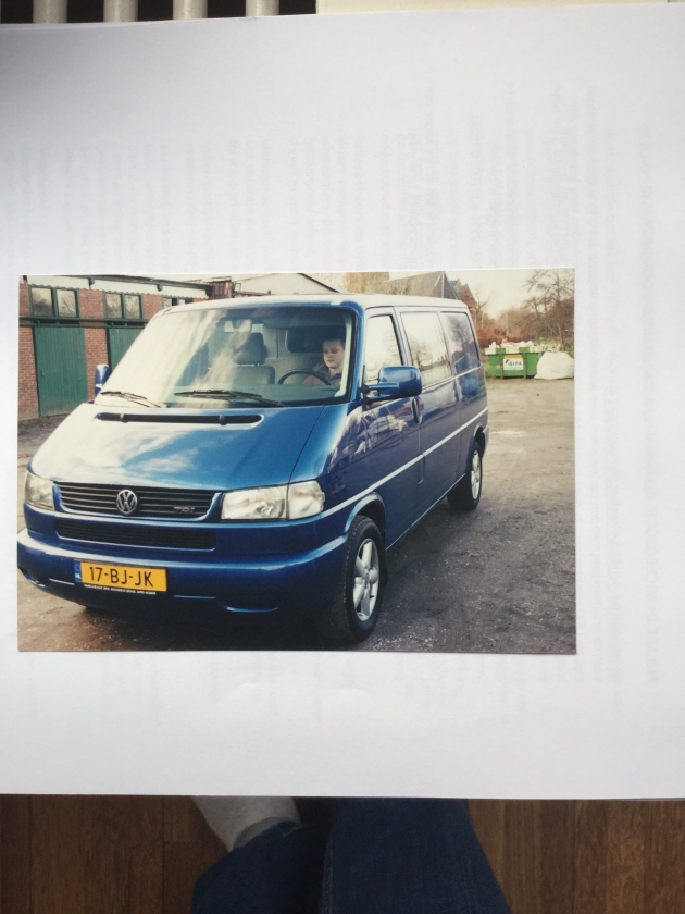 De ‘Blauwe Engel’: een VW Transporter T4 (Niek Stam, nd)