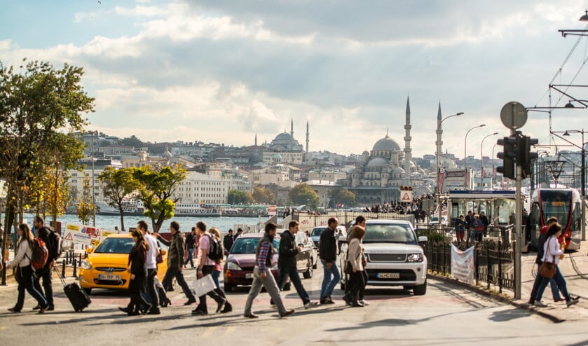 Terwijl ze stilstaat in het drukke verkeer in Istanbul wordt van de achterbank de tas van de hoofdpersoon uit Drie dochters van Eva gestolen. (istock)