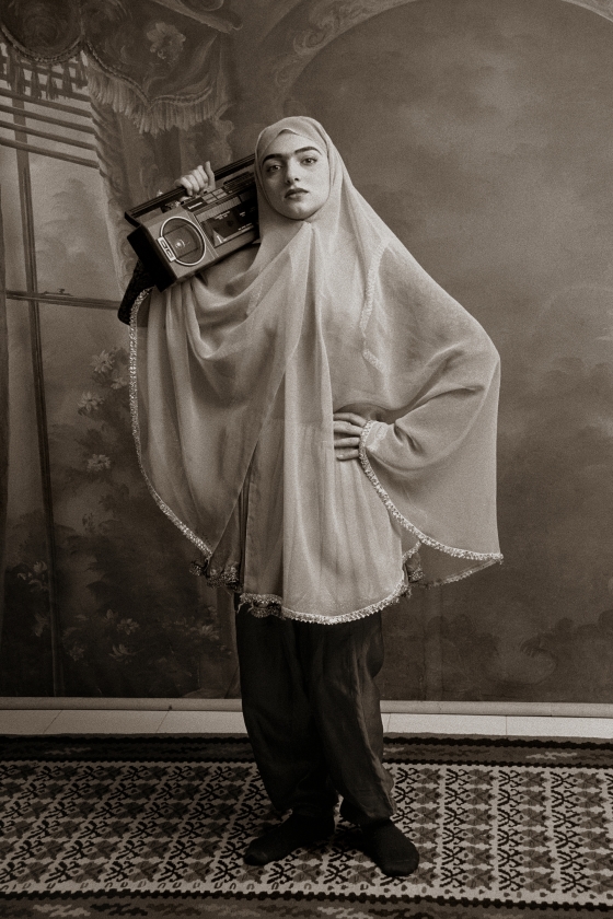 Shadi Ghadirian, Qajar. Een serie van Iraanse vrouwen in negentiende-eeuwse stijl geportretteerd, maar met een gettoblaster of stofzuiger. ‘We zitten vast tussen traditie en moderniteit’, zegt de fotografe over deze serie. (bredaphoto2018)