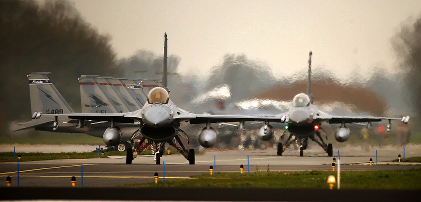 F16’s op de startbaan in Leeuwarden tijdens de internationale vliegoefening Frisian Flag. Jachtvliegers worden in deze oefening getraind om in internationaal verband samen te werken. Het kabinet gaat opnieuw bekijken of er jachtvliegtuigen moeten worden ingezet in Syrië. (anp / Catrinus van der Veen)