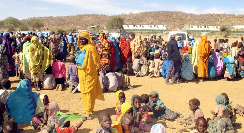 Vluchtelingen in een kamp in het noorden van Darfur wachten op een hulpkonvooi van de Verenigde Naties. (afp)