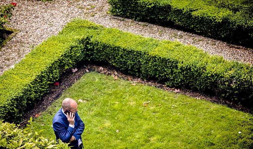 Gert-Jan Segers (ChristenUnie) bellend in de tuin van het Johan de Witthuis tijdens de formatiegesprekken met informateur Gerrit Zalm. (anp / Bart Maat)