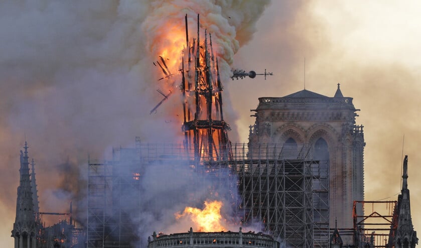 Gedicht bij het instorten van de toren van de Notre-Dame (afp / Geoffrey van der Hasselt, de Notre-Dame op het moment dat de torenspits omvalt, ongeveer een uur na het uitbreken van de brand. Nederlands Dagblad, dinsdag 16 april 2019, pagina 1.)