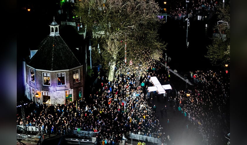 Het kruis wordt door de straten van Dordrecht gedragen tijdens de negende editie van The Passion. (Remko de Waal)