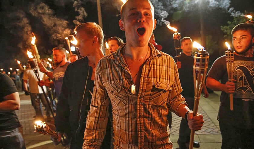 Blanke ‘supremacisten’ marcheren met fakkels over de campus van de Universiteit van Virginia in Charlottesville. (ap / Mykal McEldowney)