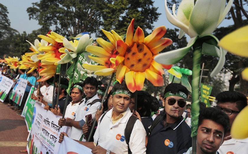 Inwoners van Bangladesh lopen in de hoofdstad Dhaka mee in een demonstratie, om mensen bewust te maken van het gevaar van klimaatverandering. De mars is aan de vooravond van de klimaattop in Parijs, die vandaag van start gaat. Het waterrijke, laaggelegen Bangladesh is een van de landen die het meest kwetsbaar zijn bij klimaatverandering. < (ap)