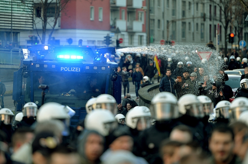 De Duitse politie heeft zaterdagmiddag in Keulen een resoluut einde gemaakt aan een demonstratie van anti-islambeweging Pegida en de extreemrechtse partij Pro Köln. Met een waterkanon werden honderden demonstranten uiteengejaagd (ap / Monika Skolimowska)