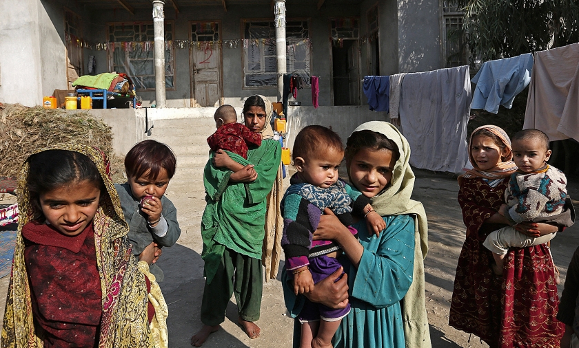 Afghaanse meisjes passen op baby’s in een geïmproviseerd vluchtelingenkamp. Hele families hebben hun dorpen verlaten. De strijd tussen de taliban en ISIS om de controle over gebied in het oosten van Afghanistan wakkert aan. (ap / Rahmat Gul)