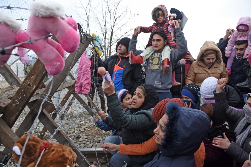 Gestrande vluchtelingen dinsdag bij de grensblokkade tussen Griekenland en Macedonië. Uit cijfers van de VN-kinderorganisatie Unicef blijkt dat het aantal kinderen in de vluchtelingenstroom sterk stijgt (ap / Giannis Papanikos)