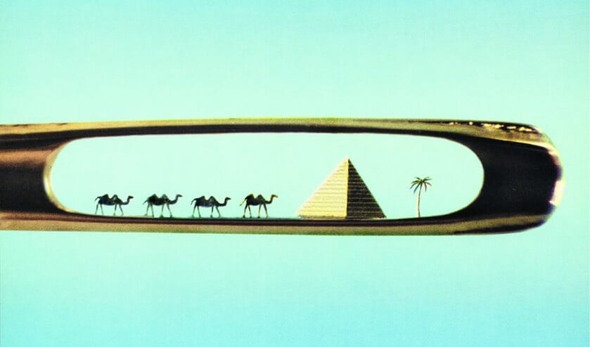 De Oekraïense kunstenaar Mykola Syanristy maakt miniatuurkunst en wel zo miniatuur dat zijn kunst alleen met een microscoop is te zien. Zijn collectie microminiaturen is inmiddels wereldberoemd en is de hele wereld over gereisd (museum mondial volendam)