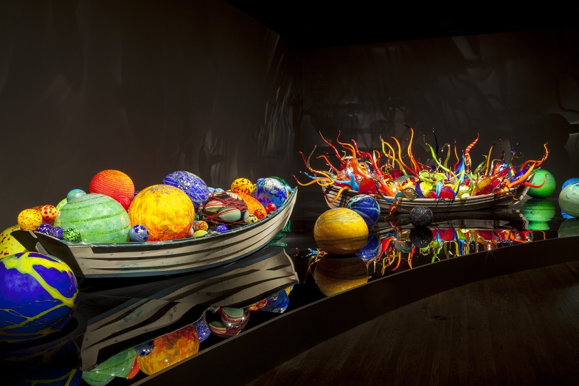 Het Groninger Museum toont momenteel betoverende glascreaties van Dale Chihuly (1941). Chihuly is een wereldberoemde Amerikaanse kunstenaar en een centrale figuur in de wereld van glasambacht (Dale Chihuly, Float Boat and Fiori Boat, 2012.)