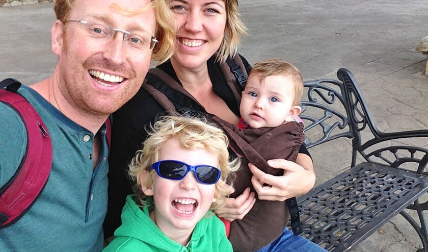 Jan Willem Wennekes en Inge Hamming met hun inmiddels overleden zoontje Mees en zijn zusje Ella. (nd)