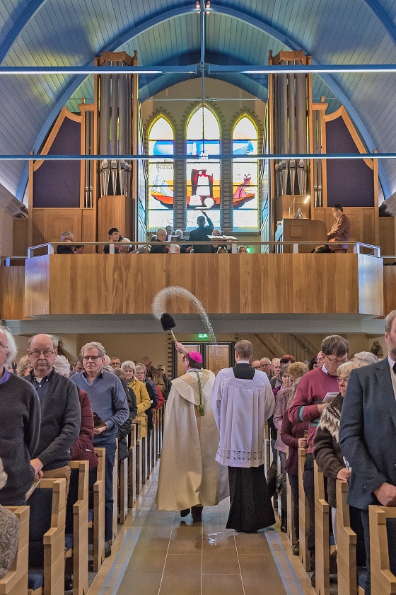 In Nes op Ameland heeft bisschop Ron van den Hout zaterdag de herbouwde Sint Clemenskerk gewijd. Aan het begin van de viering droeg het kerkbestuur het gebouw over aan de bisschop van Groningen-Leeuwarden. (Regina Beijaard)