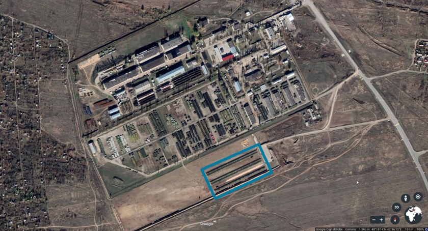 Op een nieuwe Russische basis vlak bij de grens met Oekraïne staan T-62 en T-64 tanks plus artillerie, pantservoertuigen en (lichtere) trucks. Zo blijkt uit recente satellietfoto’s. (google earth)
