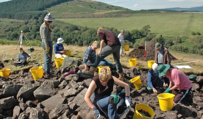 Onder toezicht van professionals verrichten amateurarcheologen opgravingswerkzaamheden in Harehaugh, Northumberland. (durham university)