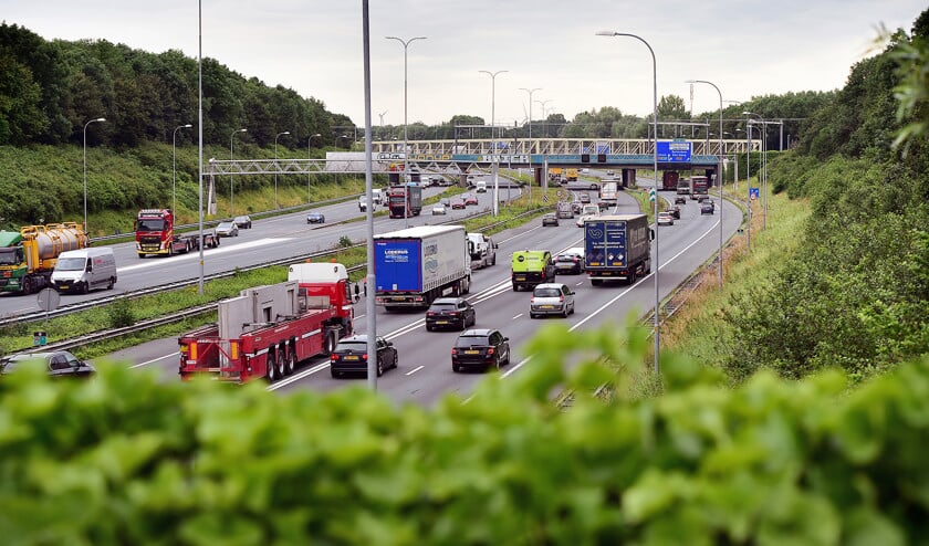 De A27 bij Utrecht zou worden verbreed, maar dat werk moet worden stilgelegd van de Raad van State. (Marcel van den Bergh)