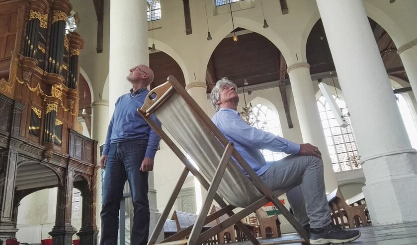 Vanuit ligstoelen kunnen bezoekers van de protestantse Barbarakerk de kunstwerken in de lucht goed bekijken. (Harald Schole)