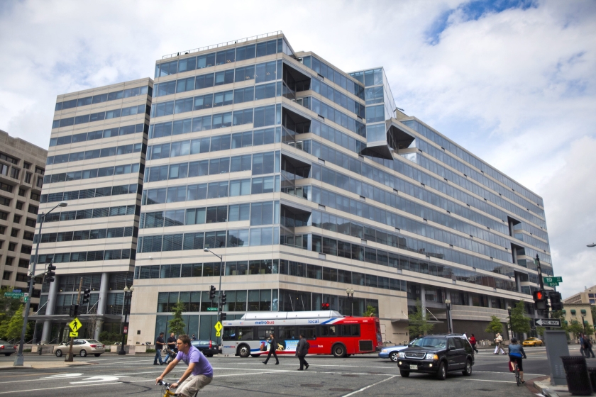 Het hoofdkwartier van het IMF, ook wel building HQ2 genoemd, in Washington. Dat het IMF in deze Amerikaanse stad is gevestigd, is geen toeval: de VS domineren in het IMF-bestuur. (epa / Jim Lo Scalzo)