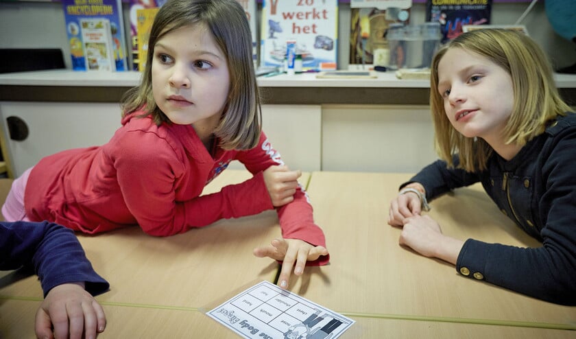 Haagse leerlingen spelen het spel Parts of the Body en leren op deze wijze de Engelse naam voor lichaamsdelen. (anp / Martijn Beekman)
