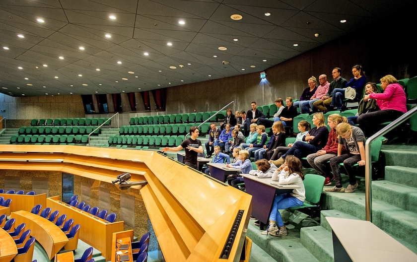 Scholieren krijgen een rondleiding in de Tweede Kamer. Hun politieke betrokkenheid is laag, blijkt uit onderzoek. Het recht op een eigen mening vinden ze belangrijker dan hun leeftijdsgenoten in andere landen. (anp / Koen van Weel)