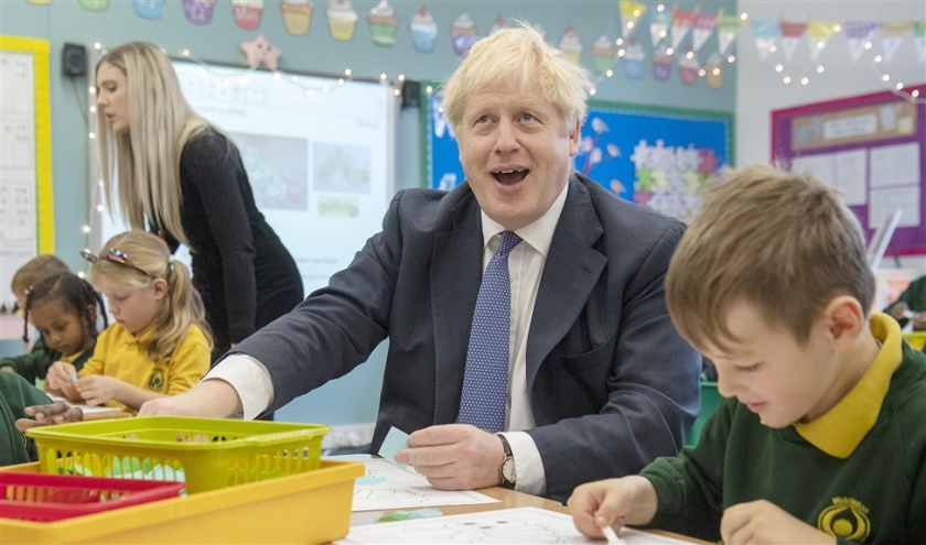 Het premierschap van Johnson, hier bij een bezoek aan een school in Milton Keynes, begint zijn glans, de zogeheten Boris Bounce, te verliezen. (afp / Paul Grover)