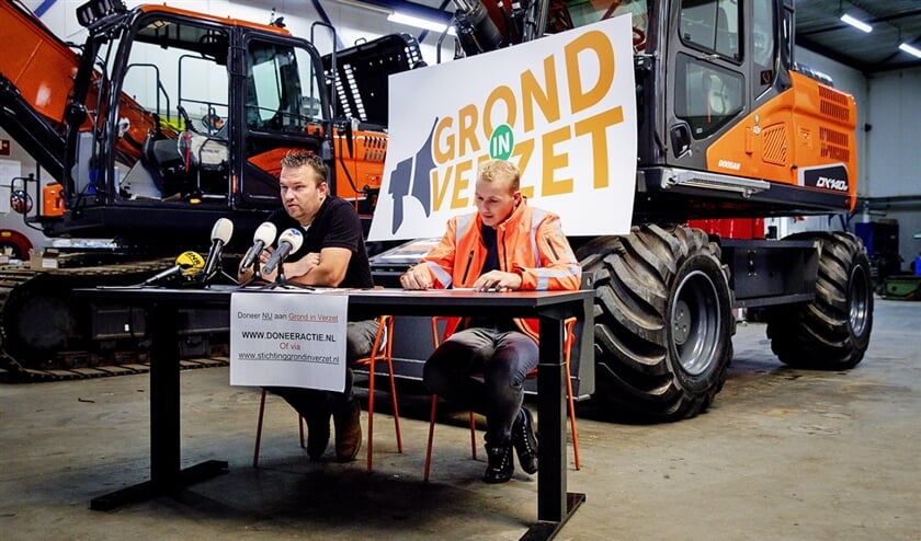 Arnold Tuytel en Klaas Kooiker, voorzitters van Grond in Verzet en initiatiefnemers van het protest lichten de pers in. (anp / Robin van Lonkhuijsen)