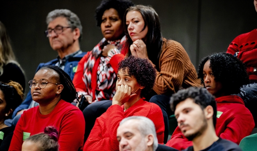 Dichter op het nieuws: voor wie het weet (anp / Robin van Lonkuijsen, geplaatst in het Nederlands Dagblad van donderdag 5 december, pagina 4: Getroffen ouders op de publieke tribune tijdens het debat met staatssecretaris Menno Snel over de affaire rond kinderopvangtoeslagen.)