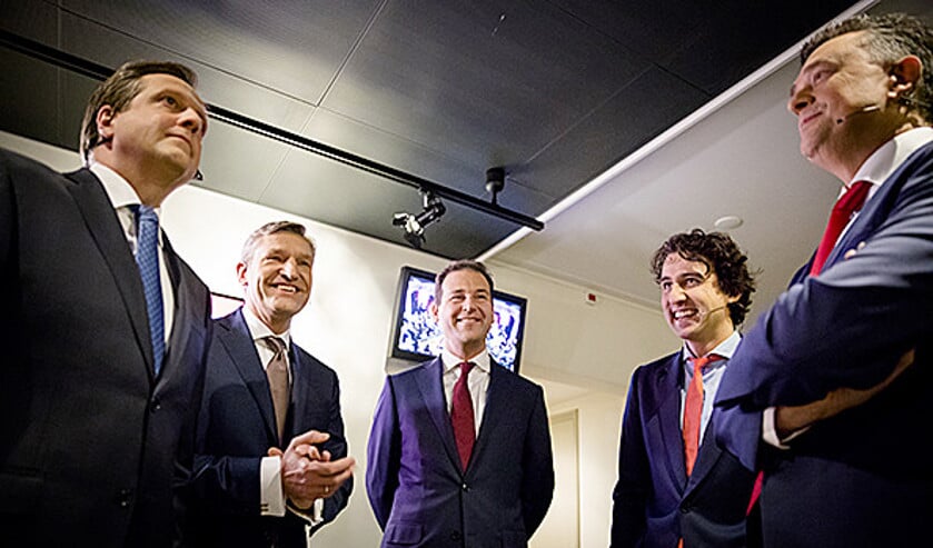 V.l.n.r. de lijsttrekkers Pechtold (D66), Buma (CDA), Asscher (Pvda), Klaver (Groenlinks) en Roemer (SP) voor aanvang van het RTL-debat. (anp / Bart Maat)