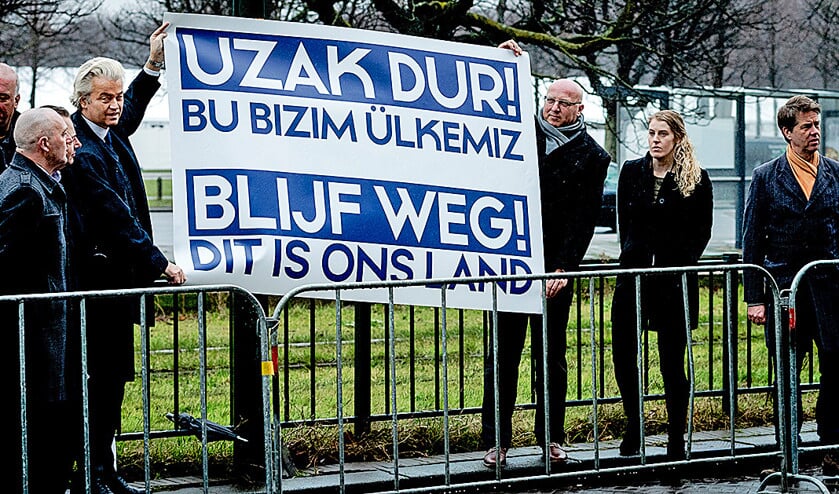PVV-lijsttrekker Geert Wilders voert actie bij de Turkse ambassade in Den Haag tegen een mogelijke campagne die de Turkse regering in Nederland wil voeren. (anp / Robin van Lonkhuijsen)
